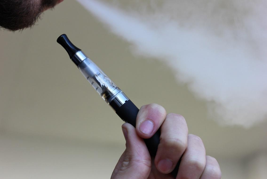 ¿Por qué sabe a quemado mi cigarrillo electrónico?
